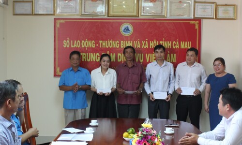 Trao quà Tết cho đoàn viên công đoàn có hoàn cảnh khó khăn