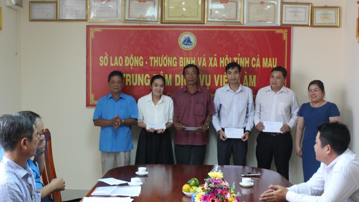 Trao quà Tết cho đoàn viên công đoàn có hoàn cảnh khó khăn
