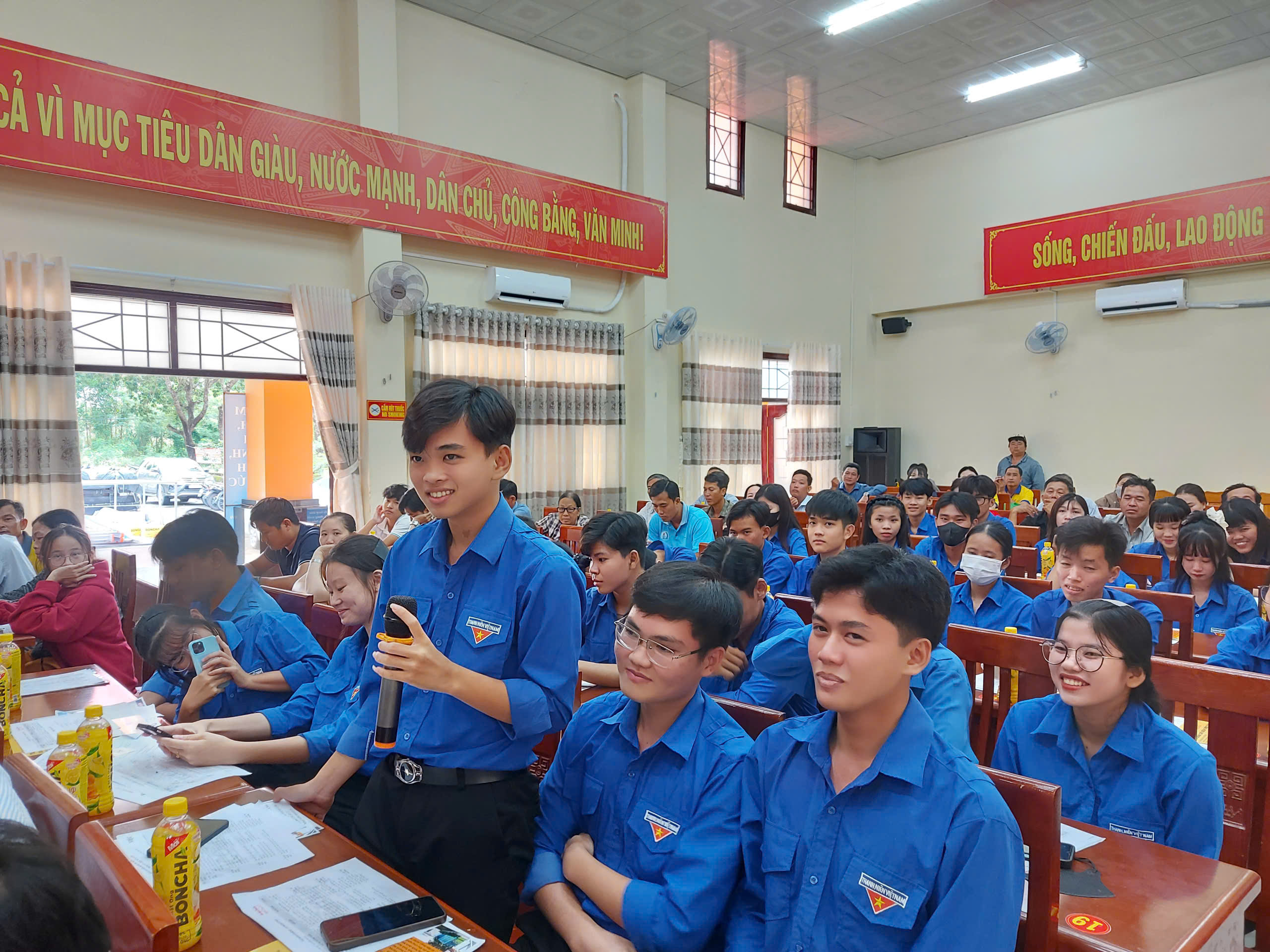 doan-vien-thao-luan.jpg