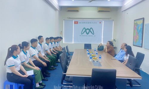 Lãnh đạo Trung tâm Dịch vụ việc làm tỉnh Cà Mau đến thăm người lao động Cà Mau đang học tập để đi làm việc ở nước ngoài theo hợp đồng