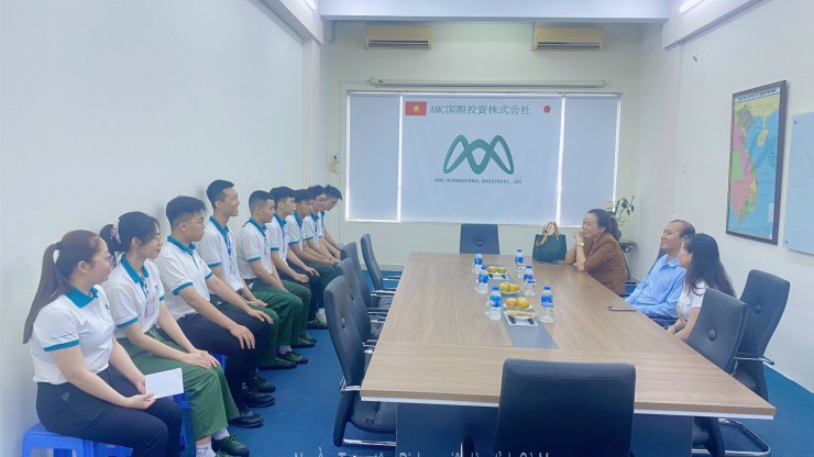 Lãnh đạo Trung tâm Dịch vụ việc làm tỉnh Cà Mau đến thăm người lao động Cà Mau đang học tập để đi làm việc ở nước ngoài theo hợp đồng