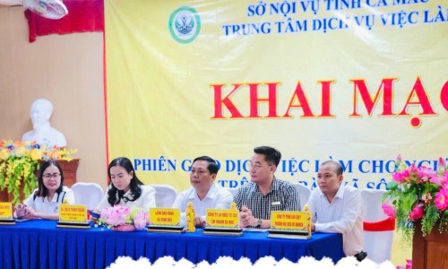 Phiên giao dịch việc làm “Đồng hành cùng người lao động” tại xã Sông Đốc