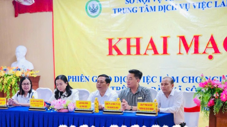 Phiên giao dịch việc làm “Đồng hành cùng người lao động” tại xã Sông Đốc