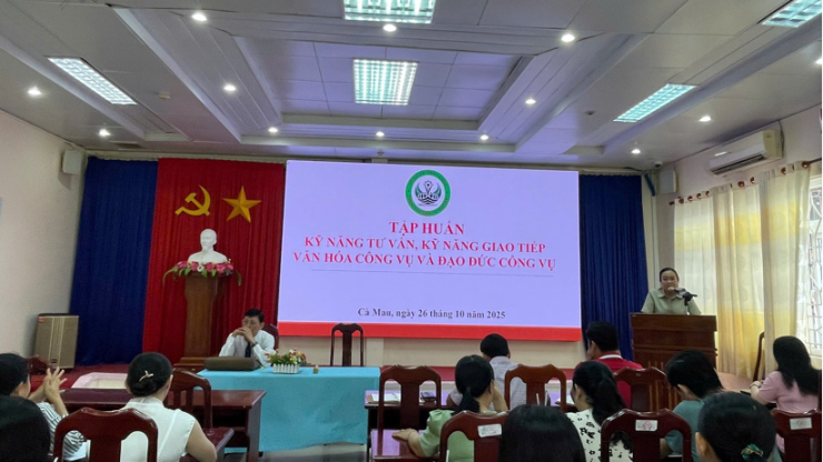 Tập huấn kỹ năng tư vấn, giao tiếp văn hóa và đạo đức công vụ cho viên chức, người lao động Trung tâm Dịch vụ việc làm tỉnh Cà Mau