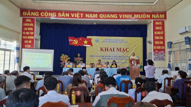 Phiên giao dịch việc làm tại xã Tân Lộc - Nhiều thông tin hữu ích về thị trường lao động và chính sách việc làm hiện nay của tỉnh Cà Mau