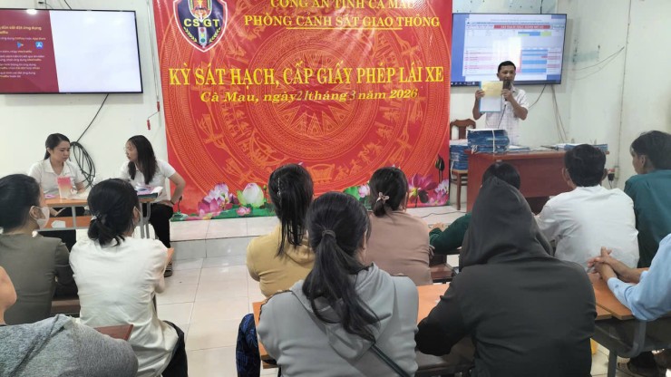 Trung tâm Dịch vụ việc làm tỉnh Cà Mau phối hợp tổ chức kỳ thi sát hạch, cấp giấy phép lái xe mô tô hạng A1 cho người dân trên địa bàn tỉnh Cà Mau