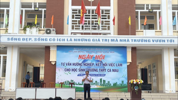 Ngày hội tư vấn hướng nghiệp, kết nối việc làm  cho học sinh Trường THPT Cà Mau