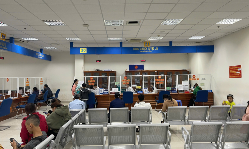 Người lao động nộp hồ sơ trợ cấp thất nghiệp trong ngày đầu sáp nhập tỉnh Cà Mau và Bạc Liêu