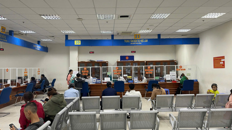 Người lao động nộp hồ sơ trợ cấp thất nghiệp trong ngày đầu sáp nhập tỉnh Cà Mau và Bạc Liêu
