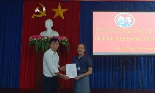 Chi bộ Trung tâm Dịch vụ việc làm Cà mau kết nạp Đảng viên mới