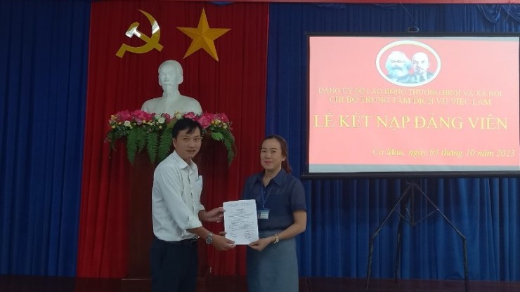 Chi bộ Trung tâm Dịch vụ việc làm Cà mau kết nạp Đảng viên mới