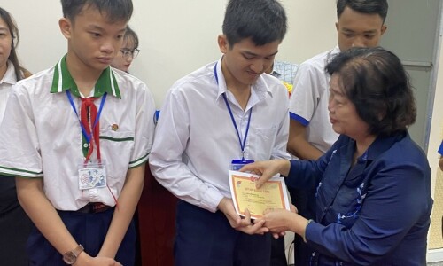 Trao 230 suất học bổng Vừ A Dính và Câu lạc bộ “Vì Hoàng Sa - Trường Sa thân yêu” cho học sinh khó khăn trên địa bàn tỉnh Cà Mau