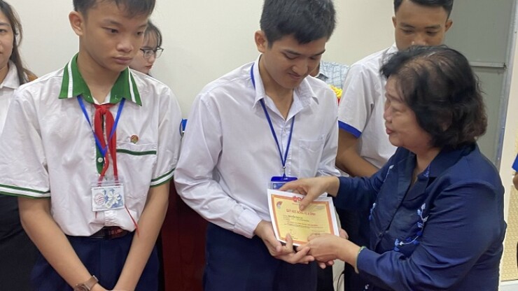 Trao 230 suất học bổng Vừ A Dính và Câu lạc bộ “Vì Hoàng Sa - Trường Sa thân yêu” cho học sinh khó khăn trên địa bàn tỉnh Cà Mau