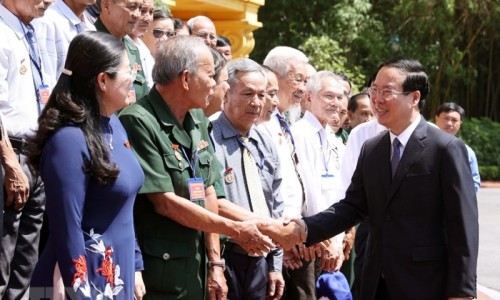 Tặng quà người có công nhân dịp kỷ niệm 76 năm Ngày Thương binh - Liệt sĩ