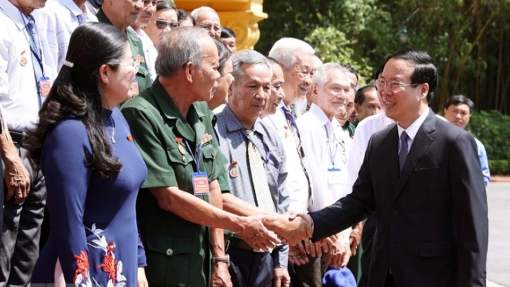 Tặng quà người có công nhân dịp kỷ niệm 76 năm Ngày Thương binh - Liệt sĩ