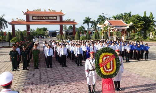 Viếng Đền thờ 10 anh hùng, liệt sĩ khởi nghĩa Hòn Khoai và Nghĩa trang liệt sĩ tỉnh nhân kỷ niệm 76 năm Ngày Thương binh – Liệt sĩ