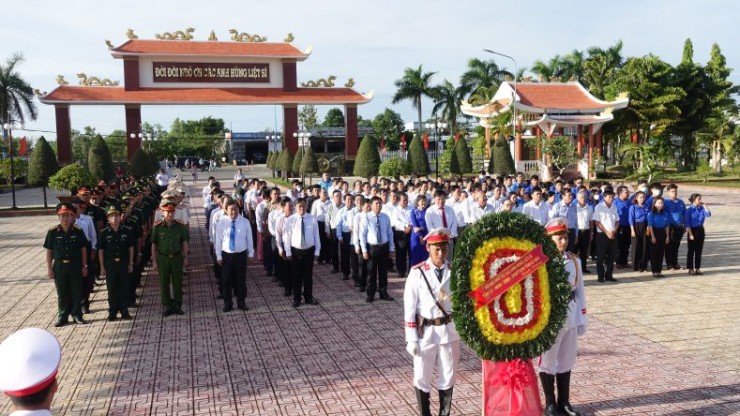 Viếng Đền thờ 10 anh hùng, liệt sĩ khởi nghĩa Hòn Khoai và Nghĩa trang liệt sĩ tỉnh nhân kỷ niệm 76 năm Ngày Thương binh – Liệt sĩ