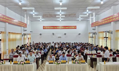 Phiên giao dịch việc làm tại xã Tân Hưng thu hút đông đảo lao động tham gia, trao đổi trực tiếp việc làm và chính sách hỗ trợ