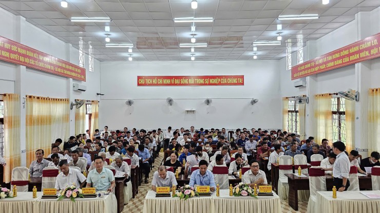 Phiên giao dịch việc làm tại xã Tân Hưng thu hút đông đảo lao động tham gia, trao đổi trực tiếp việc làm và chính sách hỗ trợ