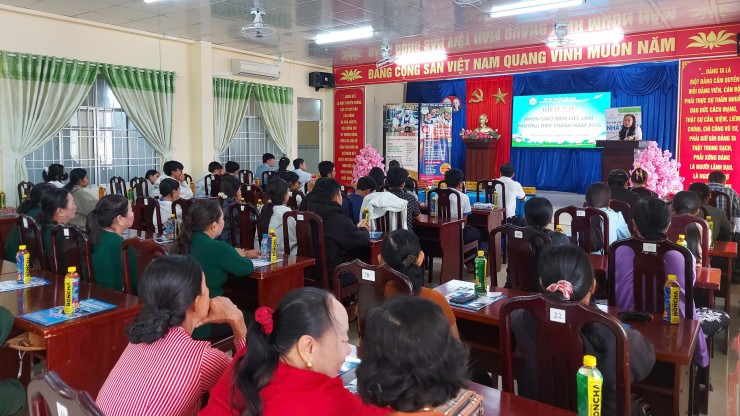 Sôi nổi phiên giao dịch việc làm kết nối cung - cầu lao động tại phường Hiệp Thành